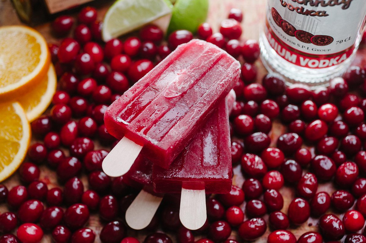 CocktailNatives's tweet photo. Cocktails always have ice but ours are ice! They are cocktail ice lollies and are great at #weddings. #weddinghour http://t.co/w59goQiSak