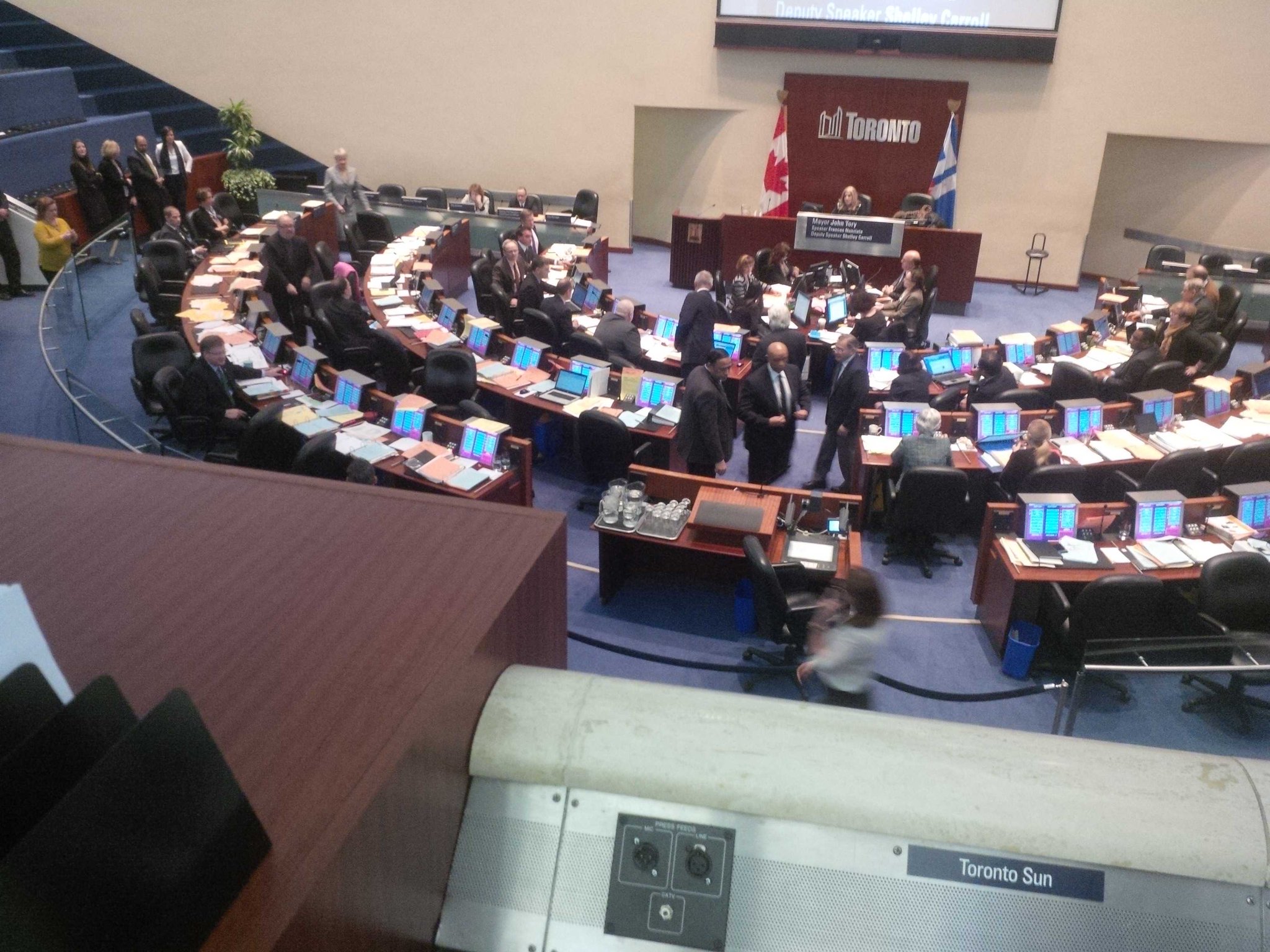 B9l8FzmIEAEvREv.jpg:large