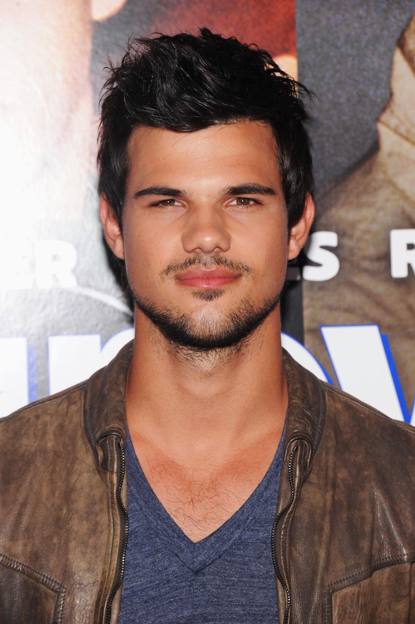 Happy 23rd Birthday to Taylor Lautner! He won an MTV Movie Award for Best Male Breakthrough Performance in Twilight! 