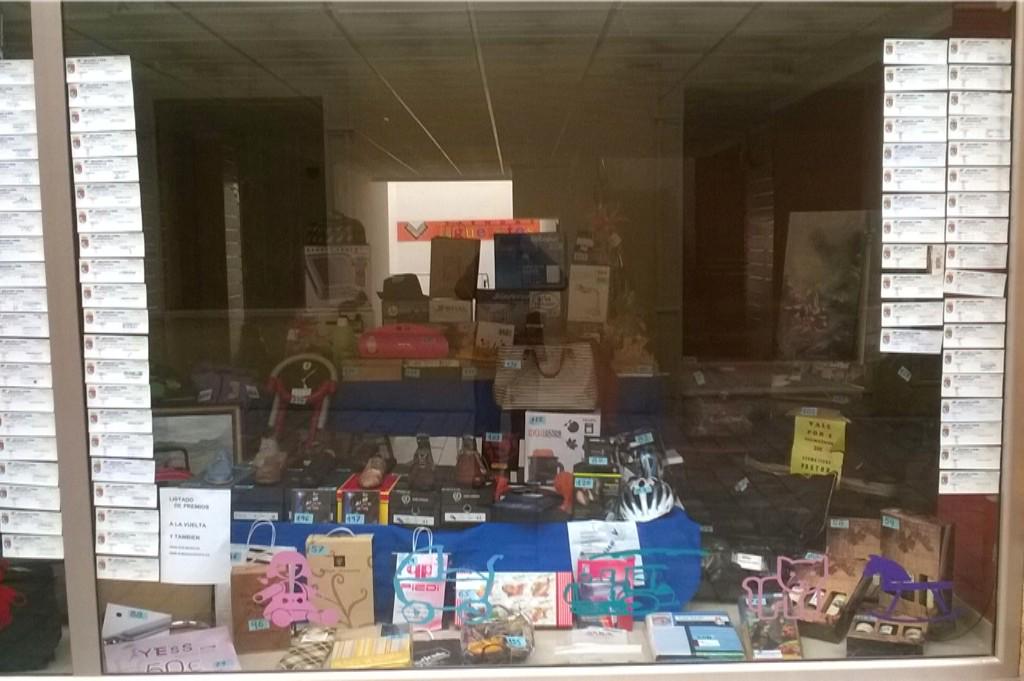 UDAlmansa's tweet photo. Todos los regalos de la #MultiRifa expuestos en el local comercial de c/San Francisco @AlmansaCiudad http://t.co/Lu5KDKYlpB