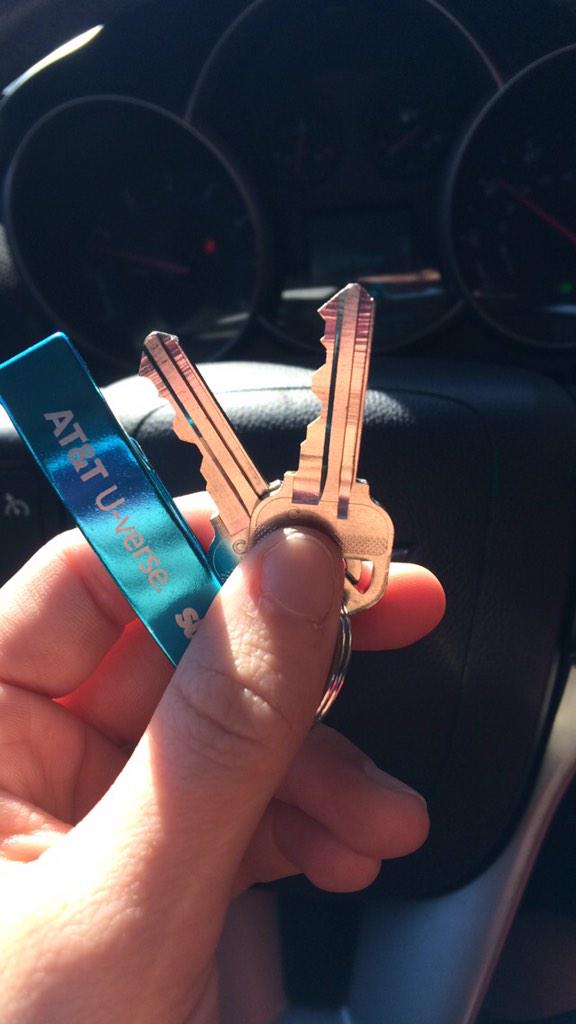 shannonnnkehoe's tweet photo. Will and I got keys to our new place today!! 🏡❤️ @Will_Harter http://t.co/u8h5zihoWP