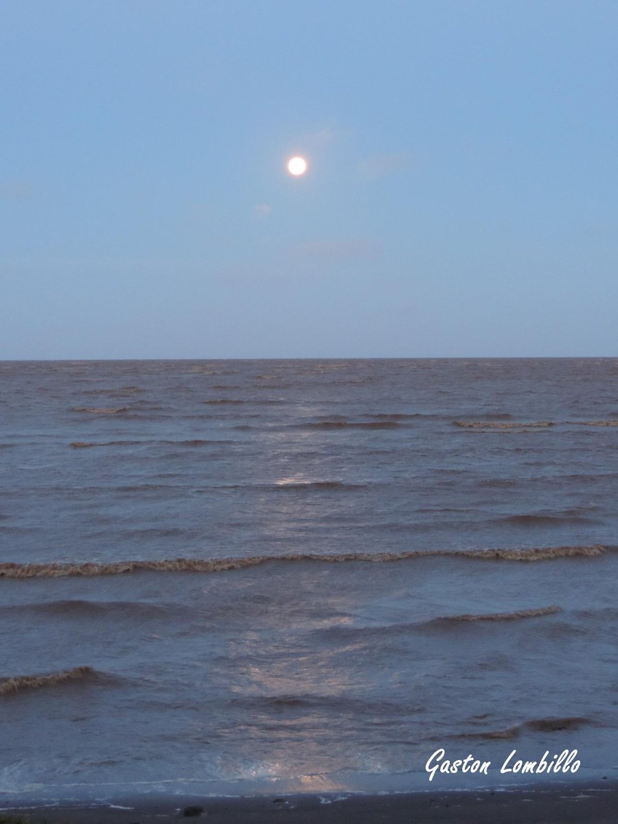 gastonelombillo's tweet photo. Terminando el día en el río http://t.co/NeWwK8U3Gk
