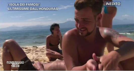 IsolaDeiFamosi's tweet photo. #Pomeriggio5 ci regala un'inedita clip di @Valerio_Scanu naufrago-imitatore! >>>http://t.co/Rs66LpYFkm<<< #isola http://t.co/rEDye0HmWQ