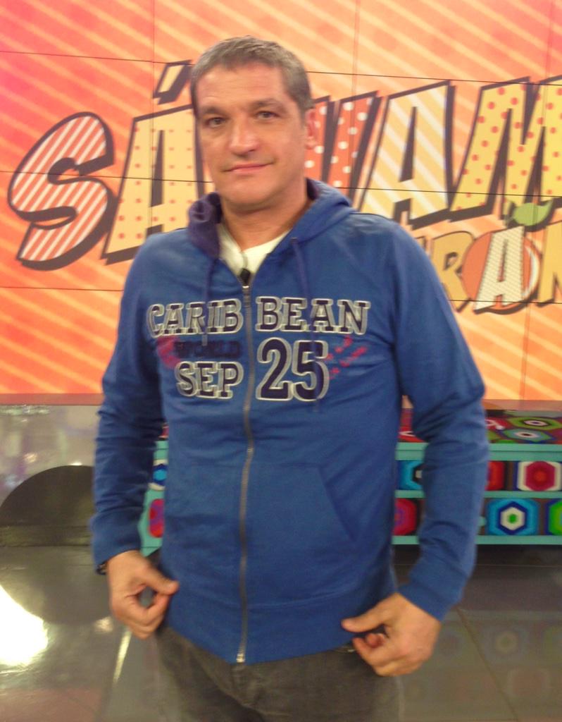 axlxr's tweet photo. "@gusgonzalves: Hoy en @salvameoficial con sudadero de @SEAPORT_TEMPO http://t.co/TiIukZwZhI" Estoy enamorada de la sudadera 😍😍😍😍