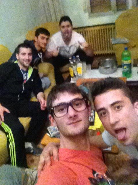 xoco2376's tweet photo. Jente de la mejor calaña jajaj 😉😉 @elpalomo007 @Ernesto5Vallejo @javipt1993 un 😘 para @chorivva k es un terrón ✌️✌️ http://t.co/I2eo0OUaWH