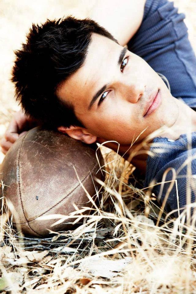 Happy birthday to this beautiful boy ! Happy 23rd bday to Taylor Lautner !!!    
