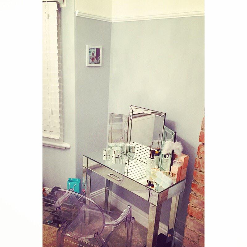 CarleighX's tweet image. Just love getting ready now ☺️ #dressingtable #ghostchair #clutterbox #homesweethome 🏡