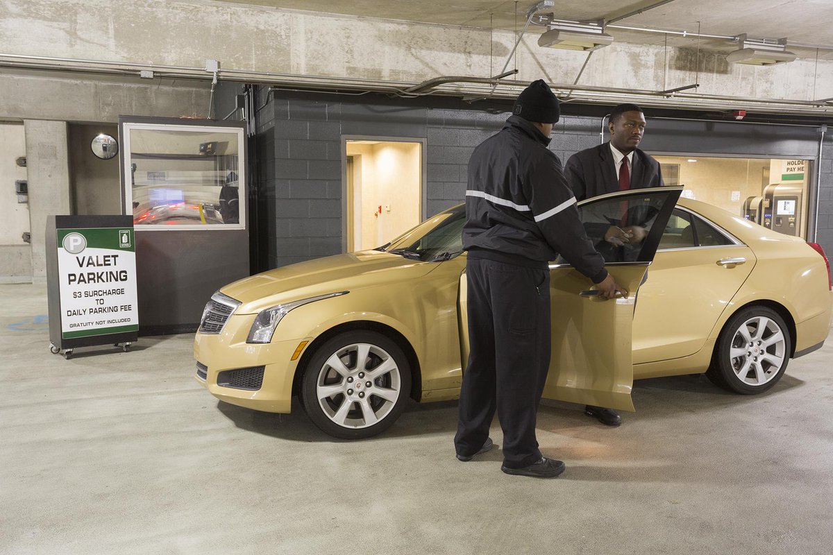 1DetroitCenter's tweet photo. Did you know we have onsight auto detailing?  Perfect to accommodate our tenants' busy schedules.  #Detroit http://t.co/4kmKo6MMU9