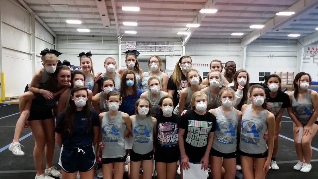 K_isfor_Kaptain's tweet photo. It's cheersport week again.  #TheyreSmiling #IThink #Gold http://t.co/mQRAGv6XJm