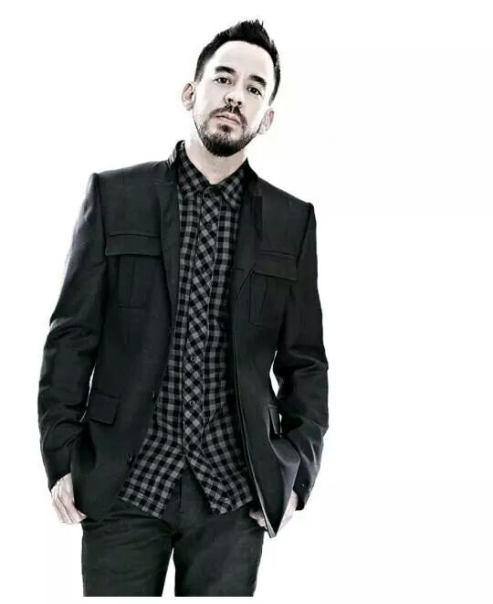 Another time happy bday Mike Shinoda: wonderful man, and a very talented artist . A good example for me. Love you 