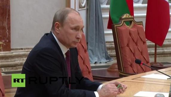 Путин хотел сесть, но не смог подвинуть стул, а когда сел - сломап ручку Путин хотел сесть, но не смог подвинуть стул, а когда сел - сломап ручку