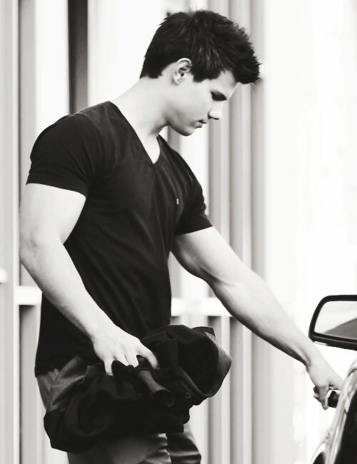 Happy bday Taylor Lautner. 