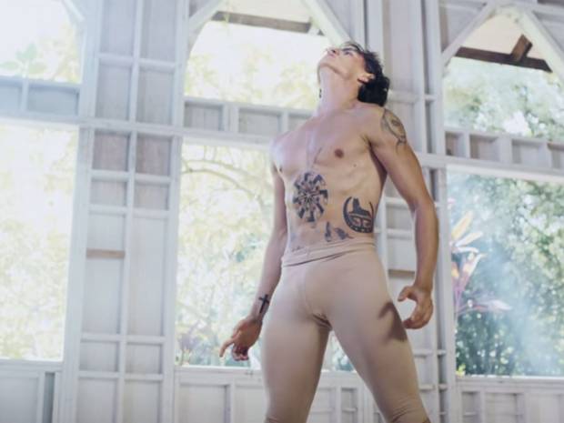 Independent's tweet photo. Watch Sergei Polunin perform stunning ballet dance to Hozier hit 'Take Me To Church' http://t.co/Tb4mQrOHIC http://t.co/NrL3VucY9r