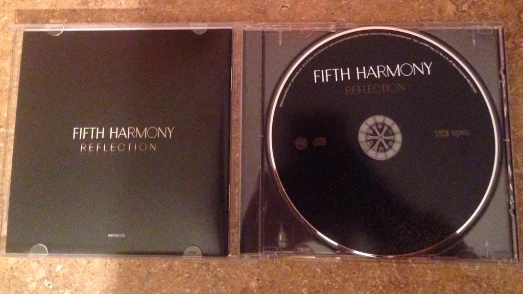 lelamorales21's tweet photo. ITS FUCKING REAL πππππππ I HAVE IT IN MY HANDS ππ AND SIGNED π» #5HReflectionOutNow http://t.co/F7MXezMSYp