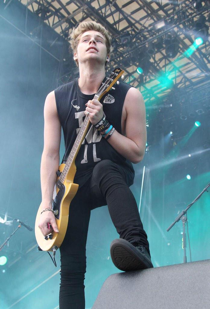 "@_WeUpdate5SOS_: “<a href="/5SOSRepublic/">...</a>: Quote this with pics of Luke #5SOSFamSquadFollowParty 🌼” "