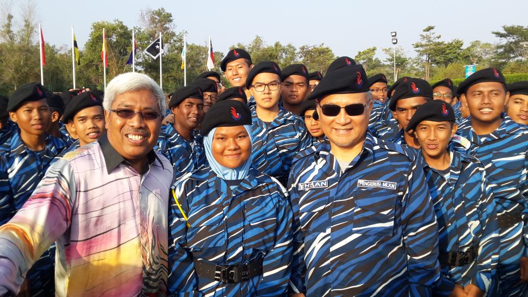 Anak bongsu #Majlis Penutupan PLKN <a href="/HishammuddinH2O/">Hishammuddin Hussein 🇲🇾</a> <a href="/1MinDef/">Steven Smith</a> <a href="/kp_jlkn/">Ketua Pengarah JLKN</a> <a href="/parliewalla360/">Fadhli Yusof</a> <a href="/zeekay15/">Kucing Gebu</a> <a href="/onnhafiz/">Onn Hafiz Ghazi</a> <a href="/H2OComms/">H2O Comms</a>