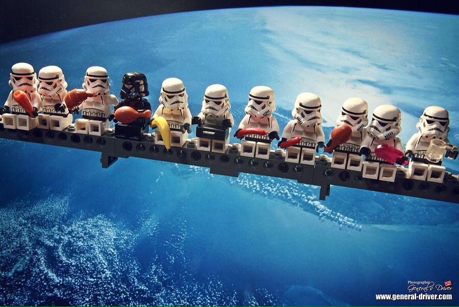 microsiervos's tweet photo. Almuerzo durante la construcción de la Estrella de la Muerte #Humor http://t.co/ByukkLiAWZ http://t.co/yA4u1j43Ps