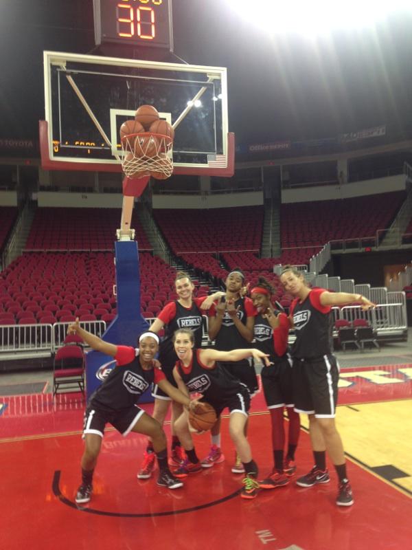 lissy_babe20's tweet photo. Everyone has a pre game ritual. UNLV vs FresonoSt #newrecord #9balls #unlvwbb #RIPCoachTark http://t.co/z9EqUSMA4g