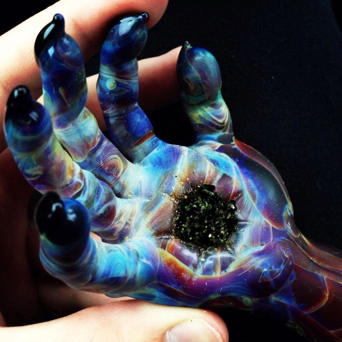 GiassPipes_'s tweet photo. Zombie hand bowl 🌀 http://t.co/II4FIIxdYG