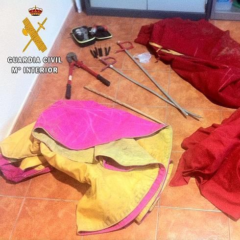 hoyextremadura's tweet photo. Tres detenidos por torear en una finca 20 reses bravas http://t.co/20etepn6Ty http://t.co/explI4Unsc