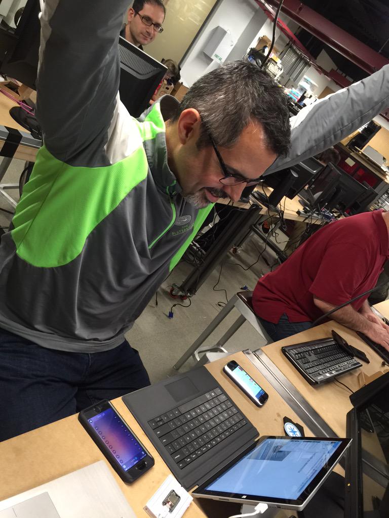 jongallant's tweet image. Showing #devdiv makers how to build the beakn @msftLync status light //@spark_io bit.ly/beakn-fast #maker