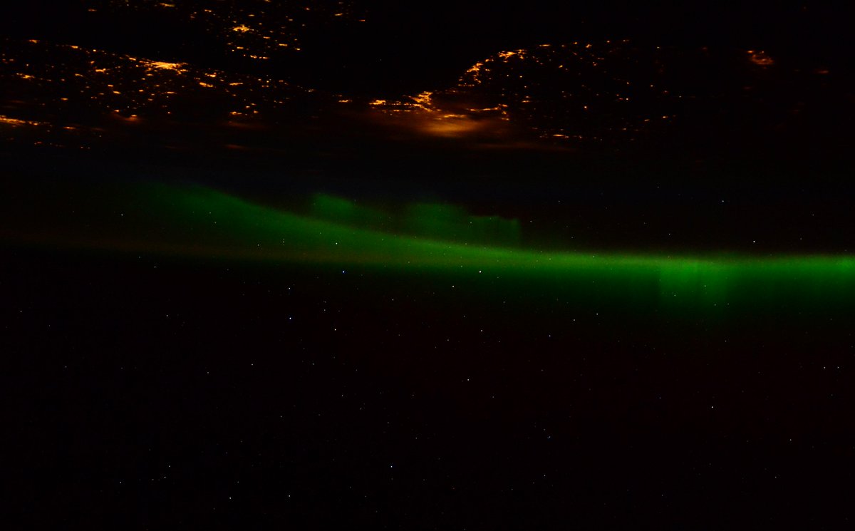 AstroSamantha's tweet photo. Have I mentioned lately how I like auroras? Vi ho detto di recente quanto mi piacciono le aurore? #HelloEarth http://t.co/kPTmGNoC1e