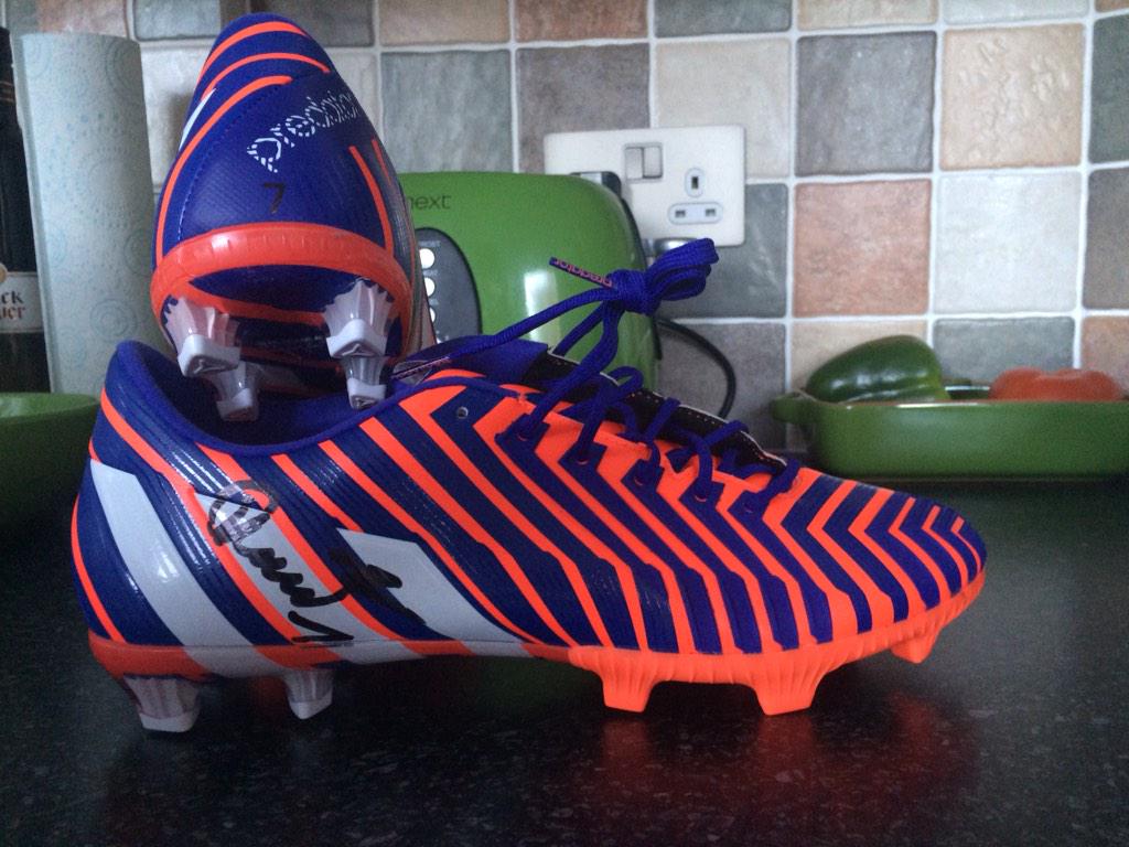 Deacyliam's tweet photo. Thank you to the midfield mystro @Dean__Hammond for Help helping #Signedit4SEN for @DGSAcademy with these great items http://t.co/Mf31VjyLR4