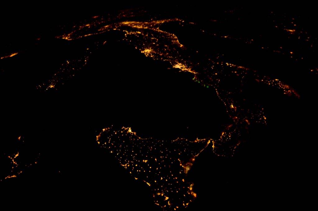 AstroTerry's tweet photo. That's #Italia- on a moonless night http://t.co/anqyQehYuP
