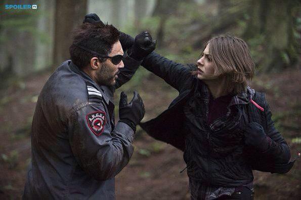 StarlingCityJ's tweet photo. Promotional photos for #Arrow 3x14 "The Return" next week with Slade @manubennett in Lian Yu 😁 http://t.co/ZZbteVnqRY http://t.co/LQYJsCa4BU