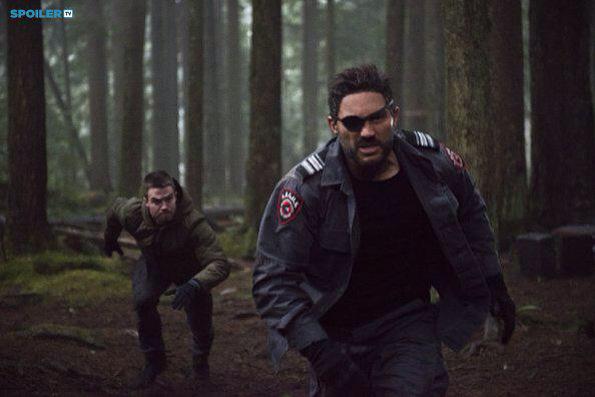 StarlingCityJ's tweet photo. Promotional photos for #Arrow 3x14 "The Return" next week with Slade @manubennett in Lian Yu 😁 http://t.co/ZZbteVnqRY http://t.co/LQYJsCa4BU