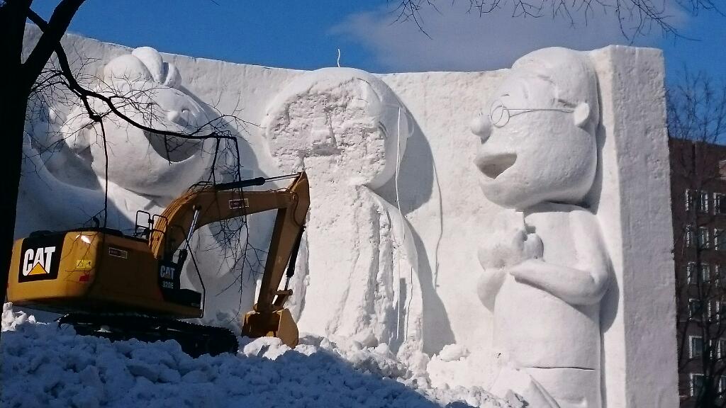 Sapporo Snow Festival vira show de demolição da neve! B9mweWyIUAEau41