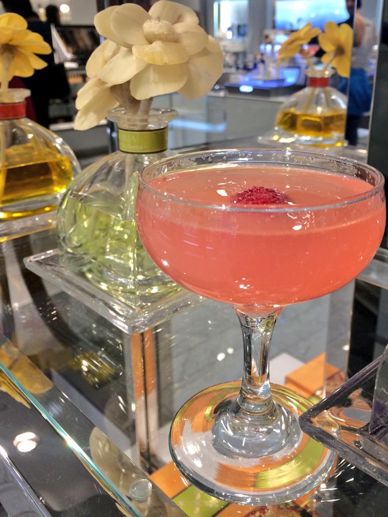 HeatherStormTV's tweet image. Cosmetics &amp;amp; Cocktails at this exclusive @neimanmarcus #event in #beverlyhills #LABEvents @BlackLABVenture #mixology