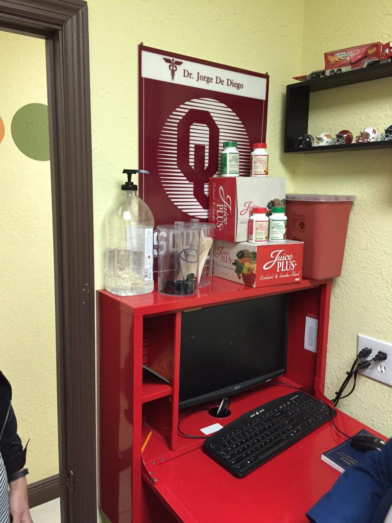 kdamp's tweet photo. Visited with @UofOklahoma's #1 fan & recruiter in Doral. @cassiegilman & I enjoyed meeting Doc D! #CASgrad #WeAreCAS http://t.co/alv7GxIBnZ