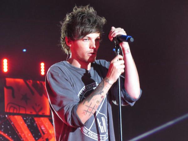 1DSurigao_PH's tweet photo. The boys on stage at the Suncorp stadium in Brisbane, Australia - 02/11/15 #13 http://t.co/RgS1Ko41E8
