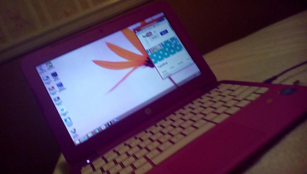 btw_haley's tweet photo. My new laptop http://t.co/I5RbybIxM6
