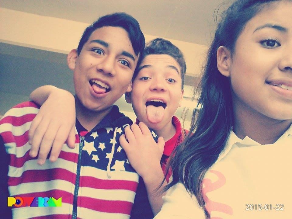 palomachavez8's tweet photo. #Frieends😏❤✌ #iluuuA👄👊 http://t.co/OyzvBlCJKQ