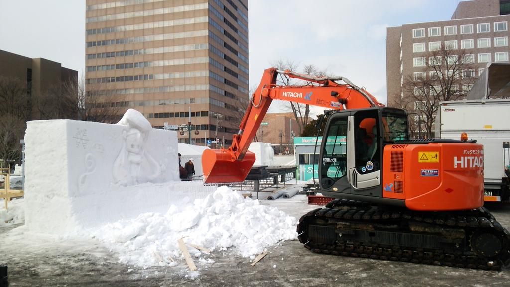 Sapporo Snow Festival vira show de demolição da neve! B9ndHIDIAAIuGU3