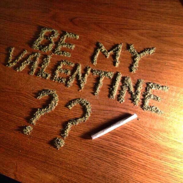 HighStories_'s tweet photo. How to ask your girl out for V-day: http://t.co/XZfd13ofvi