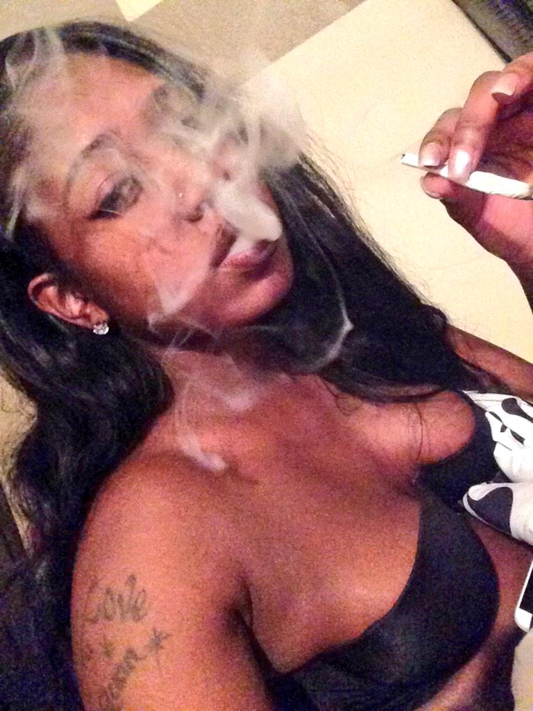 _KeeStoneyyy's tweet photo. Wen U Finally Learn How Too Roll Sheets π #IBroughtSheets #AndFunnel #AllLOUD π― http://t.co/ni7Km3An6J