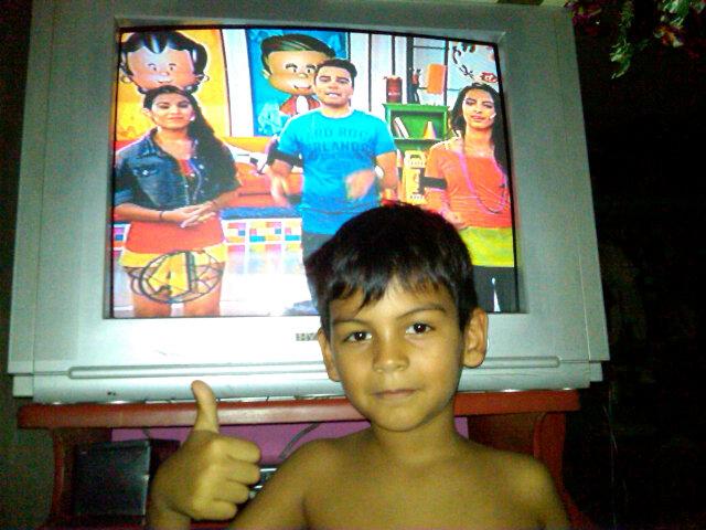Desi_201286's tweet photo. @AtomicoOficial mi hijo yeiker viendo su programa favorito d las tardes, saludos desde valencia #selfieatomico http://t.co/Brw6Sk9qaT