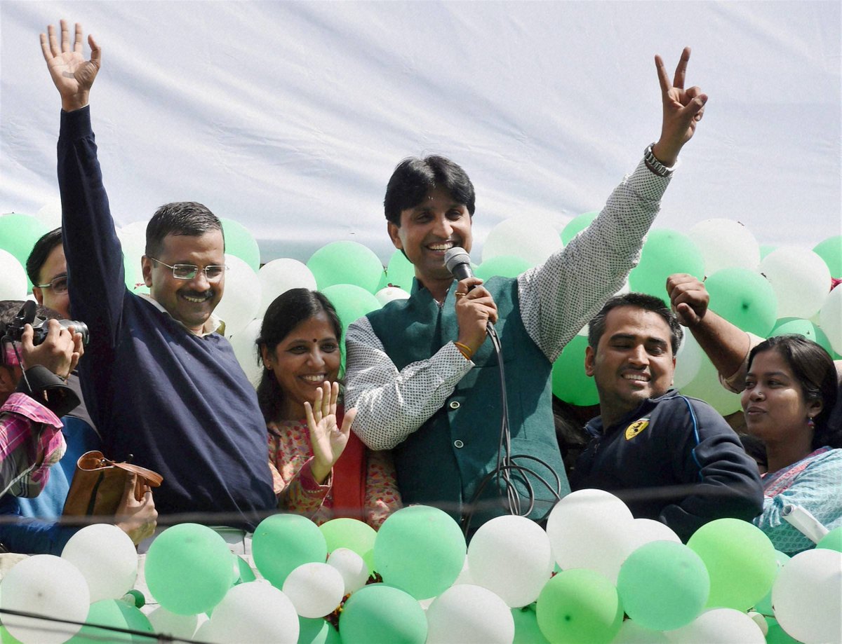 nanditathhakur's tweet photo. what was the idea behind putting up Green and white balloons .. India's flag has Saffron, white and green  http://t.co/rfY1KeMprX