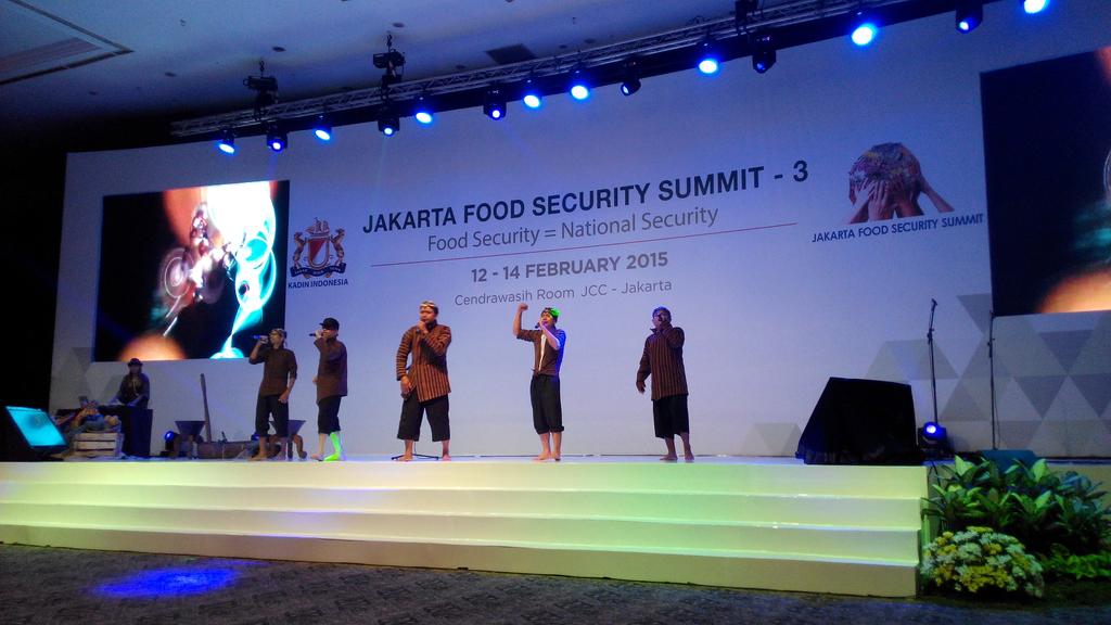 JHFcrew's tweet photo. Suasana njathil nyeker (tanpa alas kaki) di acara Jakarta Food Security Summit - 3 :) http://t.co/FOpMYf9K9i