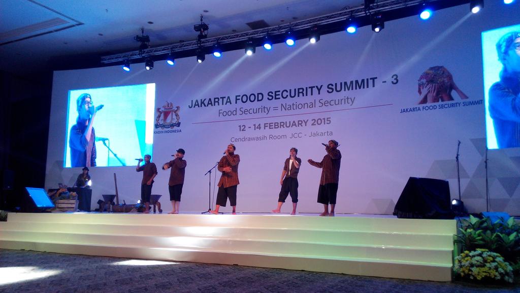JHFcrew's tweet photo. Suasana njathil nyeker (tanpa alas kaki) di acara Jakarta Food Security Summit - 3 :) http://t.co/FOpMYf9K9i