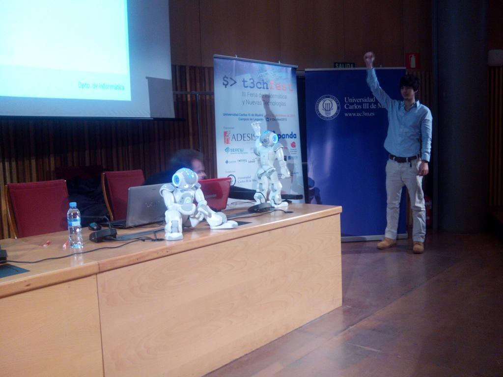 T3chFest's tweet photo. Los asistentes de @t3chFest ahora mismo interactuando con el robot NAO #t3chfest2015 http://t.co/1VGuwoJT0m