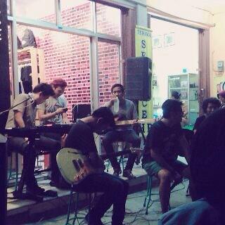 StugApparel's tweet photo. Live accoustic @GME_official  at @jackpot_store something stay when i left away http://t.co/bXuu1FMMro