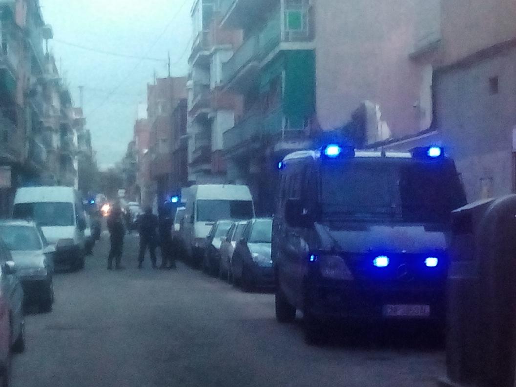 Comienzan las detenciones de la #ListaFalciani. Ah, no, q es el desahucio de familia con 3 menores

#ElviraSeQueda