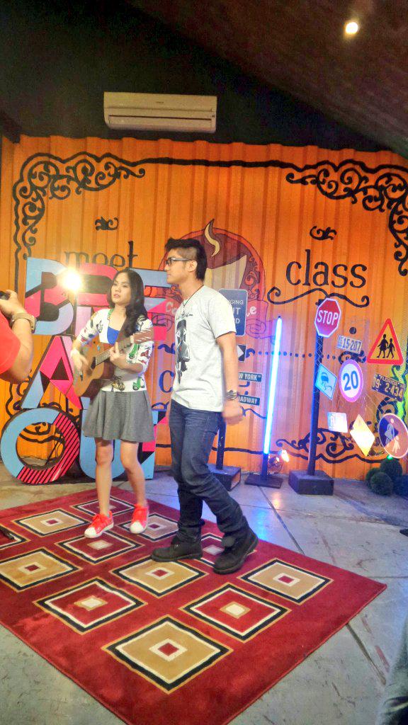 ssheinafiaz's tweet photo. #BreakoutNETThrowbackThursday "@shermunch_Bks: kapten kita keren ya @sherylsheinafia ka @boywiliam juga http://t.co/CHvqCsuIwY