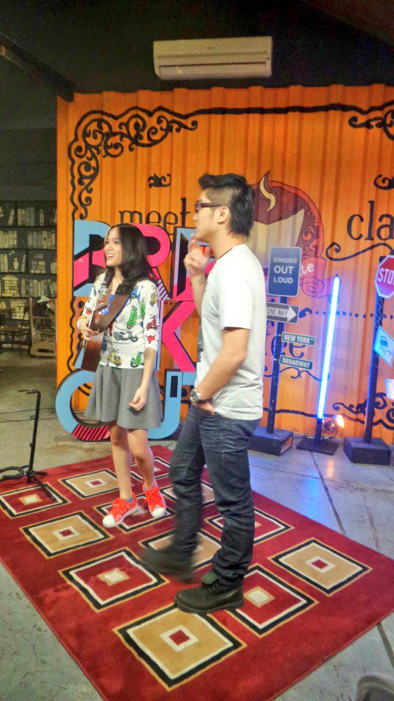 ssheinafiaz's tweet photo. #BreakoutNETThrowbackThursday yeay !! "@vitha_str: Akhirnya nnton breakout 😃 @shermunch @sherylsheinafia" http://t.co/FmfeUjs7mA