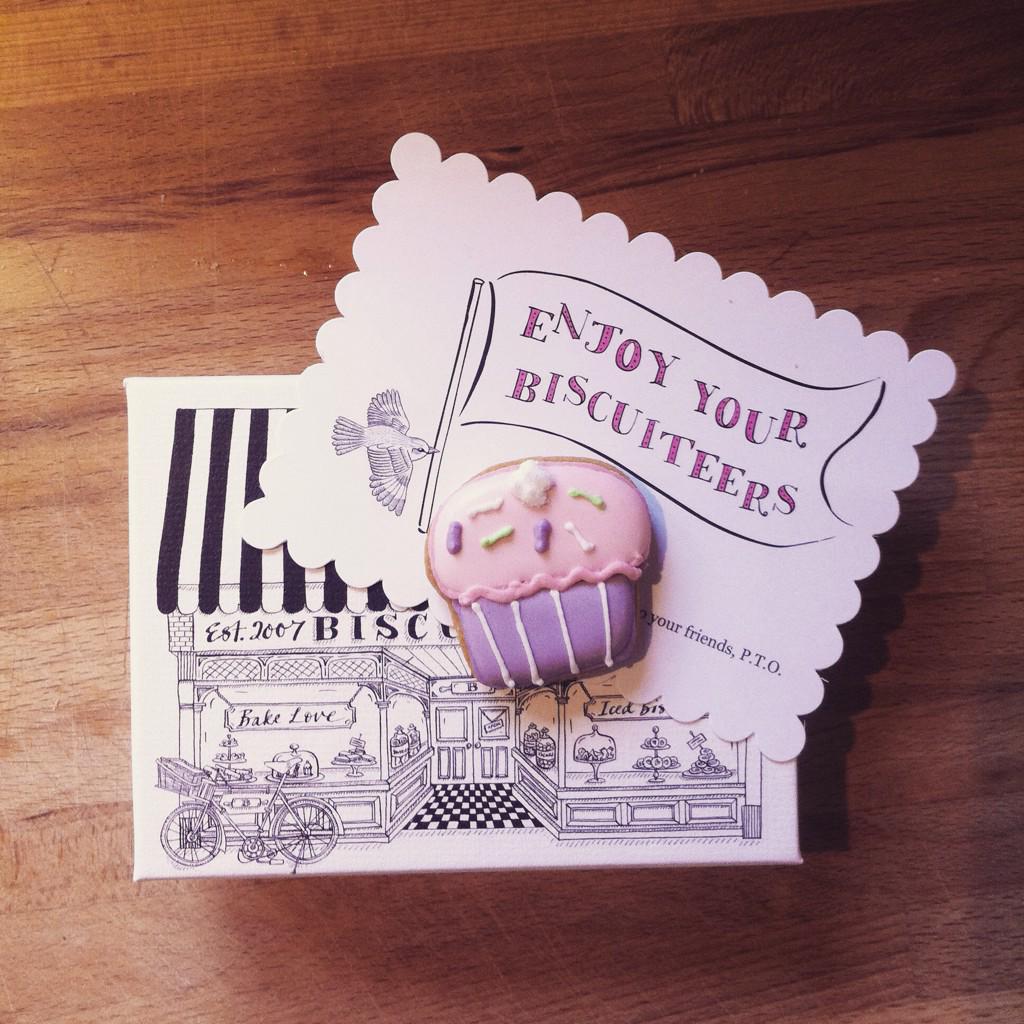 looptheloopuk's tweet photo. @BiscuiteersLtd love theses little treats this morning #brightensupacloudyday #prettybiscuits http://t.co/cGiYhW5O6t