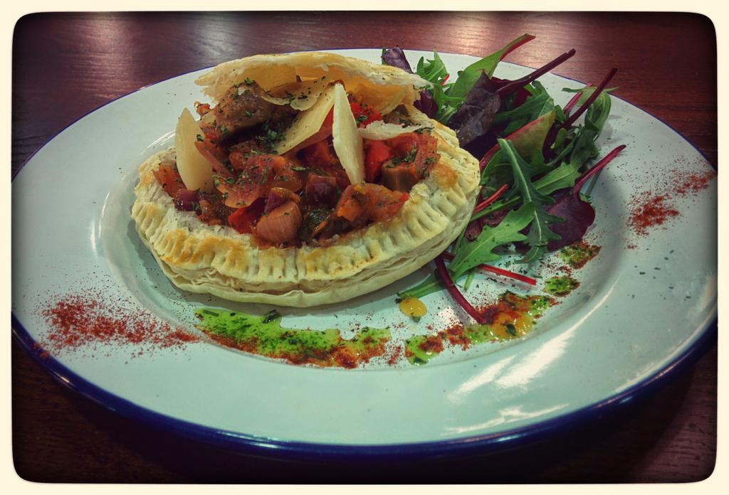 diegolaz85's tweet photo. Mushroom and oregano ratatouille with parmesan and parsley oil on a puff pastry nest #foodporn #grovegasm http://t.co/2nsY0KVLnc
